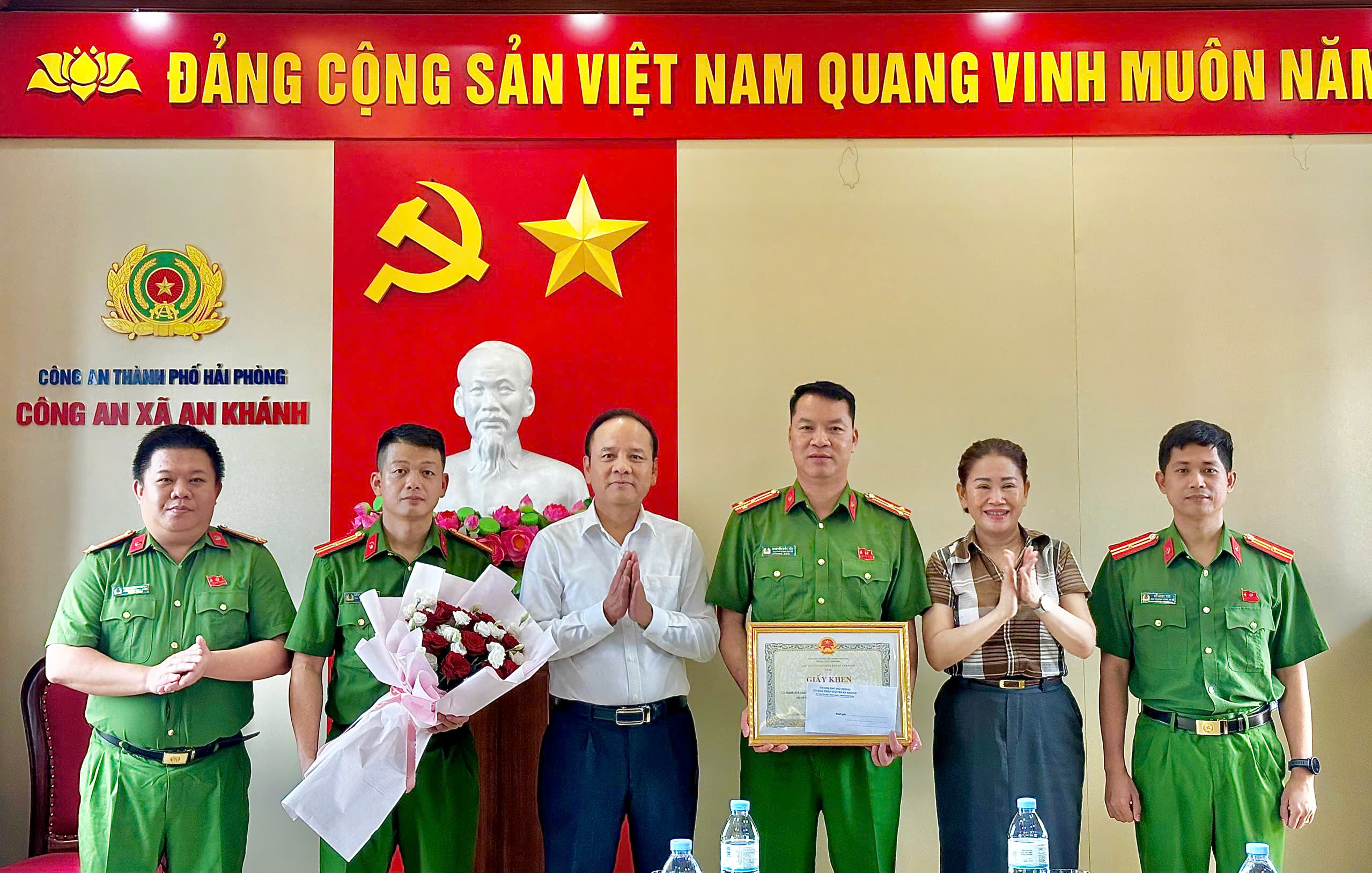 UBND xã An Khánh tổ chức khen thưởng Công an xã vì thành tích xuất sắc trong điều tra, khám phá nhanh vụ cướp tài sản ngày 21/6/2026